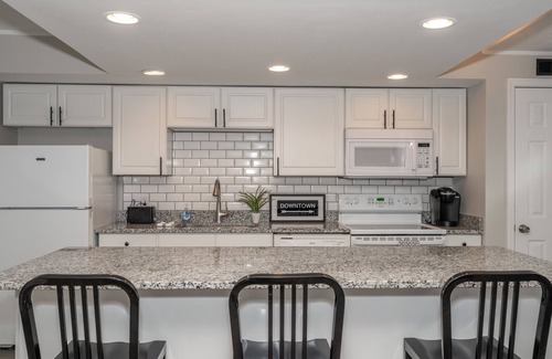 East Price Hill Condo | ⚪️ Without Color ⚫️ | Stylish Hilltop | Min to Downtown