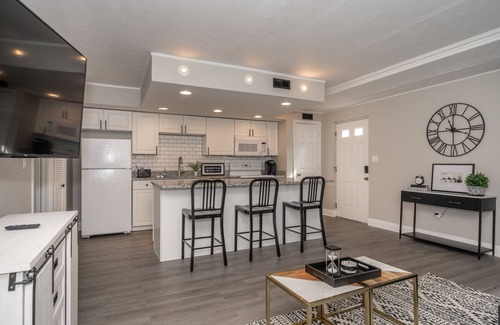 East Price Hill Condo | ⚪️ Without Color ⚫️ | Stylish Hilltop | Min to Downtown