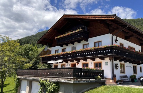 Schonbach Villa | Wonderful villa for 11 guests with WIFI, TV, terrace, panoramic view and parking