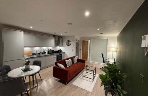 Woking Apartment | Woking Stylish Ground Floor Flat with Free Parking Perfect for Business & Travellers