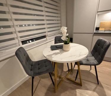 Woking Apartment | Woking Stylish Ground Floor Flat with Free Parking Perfect for Business & Travellers