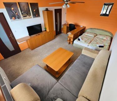 Povazska Bystrica Apartment | WOLF APARTMAN Luxusné a ubytovanie s plnou výbavou s Bezplatným parkovaním Plochou TV a Optickým Internetom Priamo v Považskej Bystrici Tichá lokalita s Všade blízko Vhodné pre Jednotlivcov Rodiny Pracovné cesty Turistiku aj Oddych Plne vybavená Kuchyňa