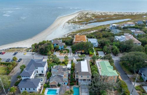 East Beach House | Wolfe Cottage - 2225 Bruce Drive