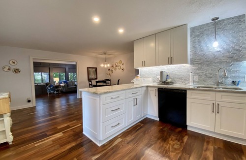 Rabun Gap House | Wolffork Valley-minutes to Clayton and Dillard. Creekside 2 king-2 full baths.