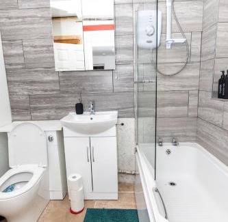 Wolverhampton Apartment | Wolverhampton 4-Bed Contractor & Family House