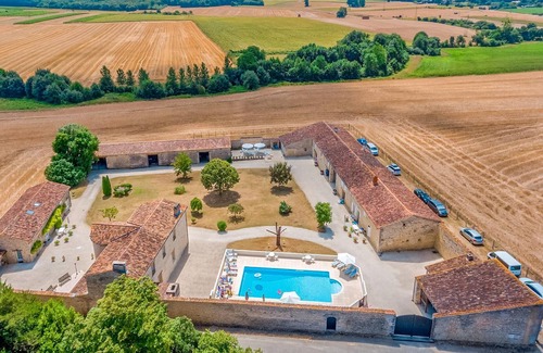 Saint-Hilaire-de-Villefranche House | Wonderful accommodation in century-old building in the countryside.