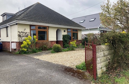 Holworth Apartment | Wonderful accommodation with double bedroom en-suite shower, lounge and WiFi