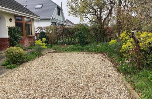 Holworth Apartment | Wonderful accommodation with double bedroom en-suite shower, lounge and WiFi