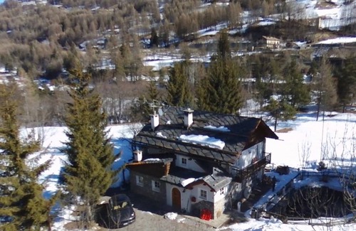 Cesana Torinese Ski Chalet | Wonderful large Chalet surrounded by greenery 10 min from the village. Wifi and comfort.