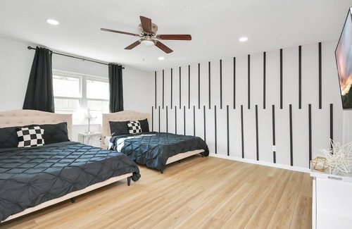 Mission Bend House | WONDERFUL Pool house, 4 bedrooms, 2.5 baths near Chinatown