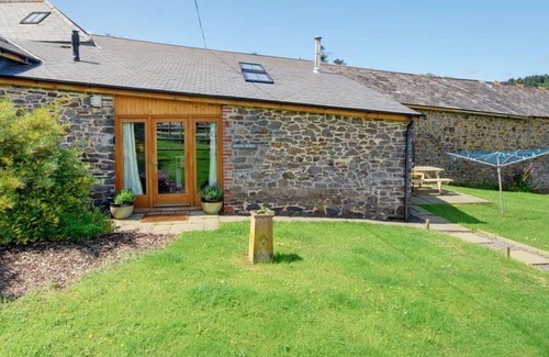 Umberleigh Villa | Wonderful private villa for 6 people with WIFI, TV, patio, pets allowed and parking