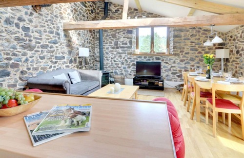 Umberleigh Villa | Wonderful private villa for 6 people with WIFI, TV, patio, pets allowed and parking