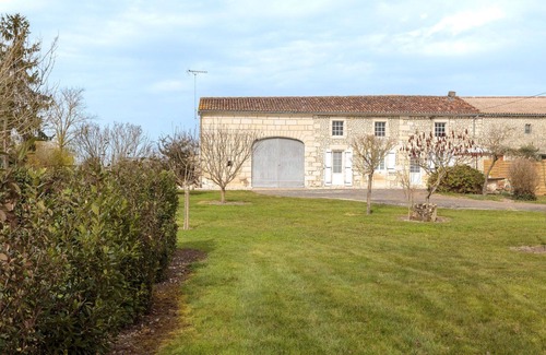 Berneuil Villa | Wonderful private villa for 4 guests with WIFI, TV, terrace and pets allowed