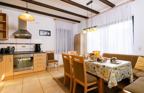 Neeberg House | Wonderful private villa for 8 guests with TV, terrace and pets allowed