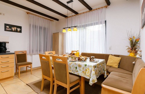 Neeberg House | Wonderful private villa for 8 guests with TV, terrace and pets allowed