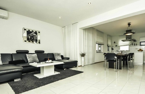 Suhovare House | Wonderful private villa with private pool, WIFI, A/C, TV, terrace, pets allowed and panoramic view