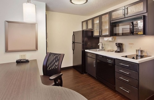 Mount Laurel Hotel | Wonderful Stay! Free Parking, Pets Allowed, Short Drive to Betsy Ross House