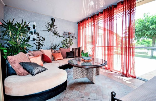 Fourques House | Wonderful vacation accommodation in quiet residential area near Arles.