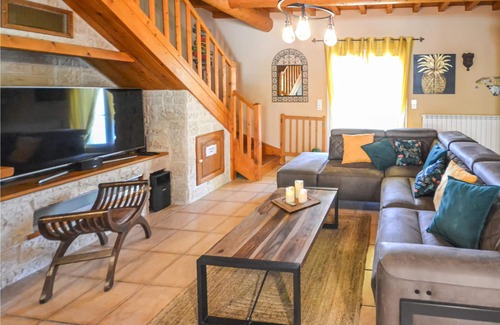 Fourques House | Wonderful vacation accommodation in quiet residential area near Arles.