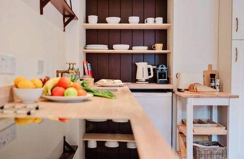 Painswick House | Wonderful villa for 2 guests with WIFI and pets allowed