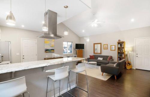 Encanto House | Wonderland Retreat - Near Downtown, Free Parking
