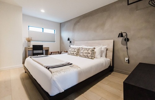 Columbia Falls Hotel | Wonderstone Hotel - Single King Micro Guest Room