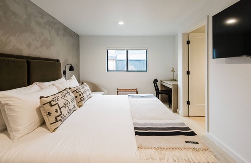 Columbia Falls Hotel | Wonderstone Hotel - Single King Micro Guest Room
