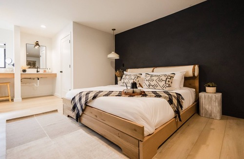 Columbia Falls Hotel | Wonderstone Hotel - Single King ADA Guest Room