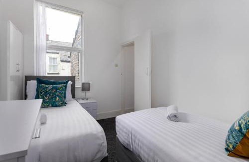 Kirkdale House | Woodbine House - Air Host and Stay - Free parking - Contractor Friendly