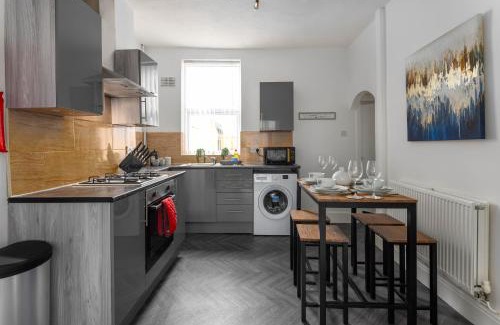 Kirkdale House | Woodbine House - Air Host and Stay - Free parking - Contractor Friendly