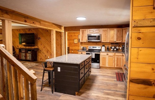 Walland Cabin | Wooded cabin on 47ac. Pvt trails. 17 mins to GSMNP