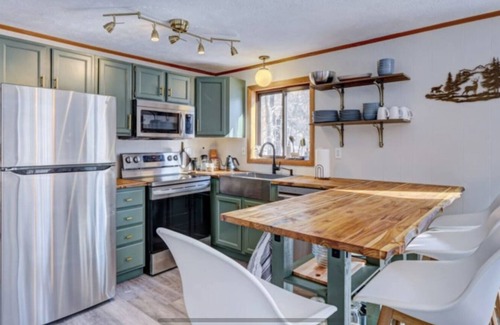 Gouldsboro Cabin | Wooded Retreat in Poconos Mountain Resort w/Firepit and Kayaks!