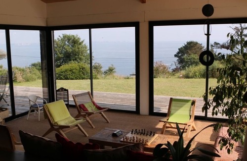 Plougonvelin House | Wooden architect's house, facing south, facing the sea