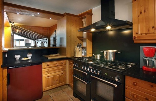 Le Bettaix Ski Chalet | Wooden chalet with jacuzzi 300m from the ski slopes.