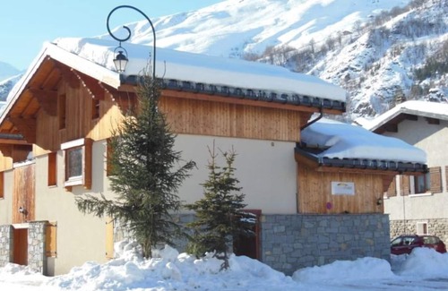 Le Bettaix Ski Chalet | Wooden chalet with jacuzzi 300m from the ski slopes.