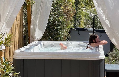 Le Bar-sur-Loup Cabin | Wooden trailer on the river