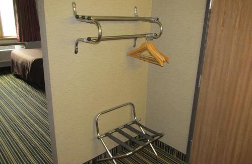 Marshfield Hotel | Woodfield Inn and Suites