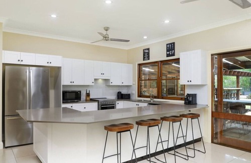 Durren Durren House | Woodland Acreage|Heated Pool|Ponies|Soccer Field
