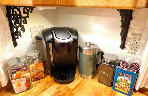 Sandpoint Cabin | Woodland Hideaway Cozy Cabin in the Woods, Peaceful, Charming & Pet-Friendly
