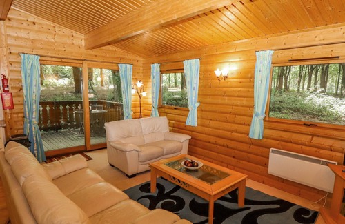 Kenwick Cabin | WOODLAND RETREAT, family friendly, with a garden in Louth