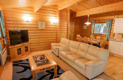 Kenwick Cabin | WOODLAND RETREAT, family friendly, with a garden in Louth