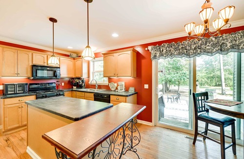 Ballston Spa House | Woodsy Ballston Spa Home: 4 Mi to State Park!