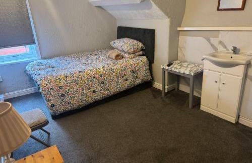 Leeds Bed & Breakfast | Woodville Lodge Leeds - A Cosy Guest House with Self Service Residents Kitchen