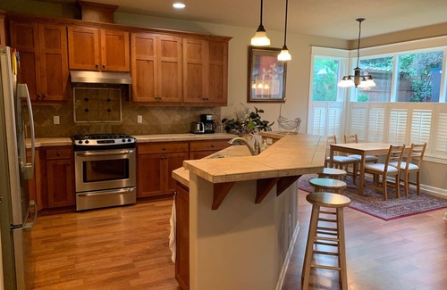 Cedar Hills House | Work or Play 5B retreat.Great Location near Nike, 15mins to downtown