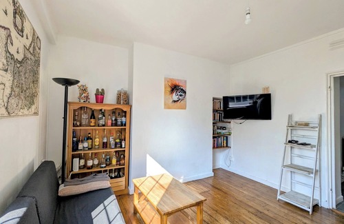 Camberwell Green Apartment | Working Desk, King bed, Spacious Living Room