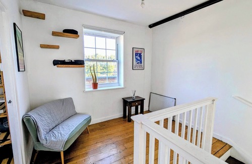 Camberwell Green Apartment | Working Desk, King bed, Spacious Living Room