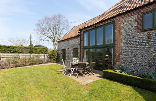 West Beckham Cottage | Workshop - sleeps 8 guests in 4 bedrooms