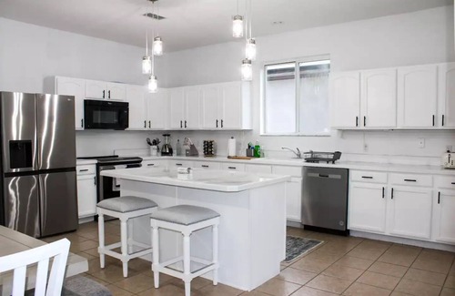 Windwood Bay House | World Showcase Luxury Home, near Disney Disney Theme Parks w/pool and tub.