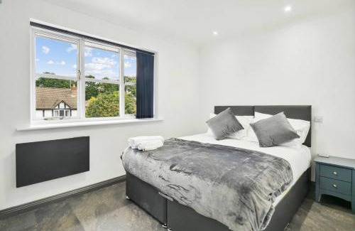 Knaphill Apartment | Wow!penthouse Discount On Monthly Stays Book Now!