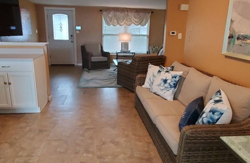 Jasmine Lakes House | WOW Waterfront Heated Pool Home by BEACH Sleeps 12